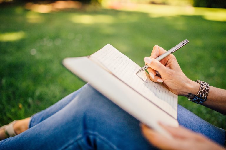 Read more about the article How to build a writer’s portfolio and why you should do it?